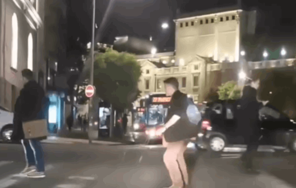 'JEDAN NAPRED, NAZAD DVA': Veseli pešak zaplesao preko pešačkog u sred Beograda pa nasmejao vozače i prolaznike (VIDEO)